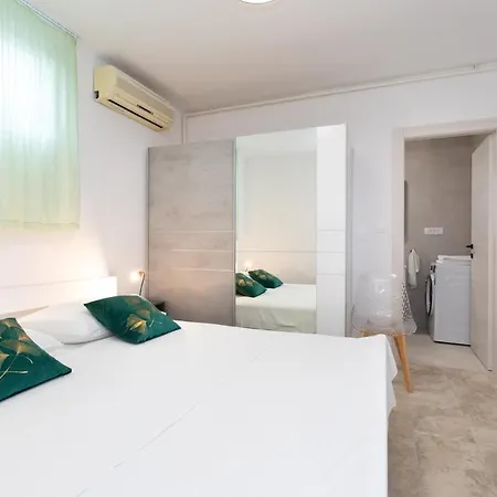13153a Apartment